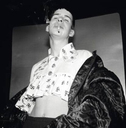 Phil Howell, fundador del sello City Rockers, en el londinense Club Taboo, en 1985. El estampado de su camisa confirma lo que dijo del local su promotor, Leigh Bowery: “Aquí se puede hacer de todo”.