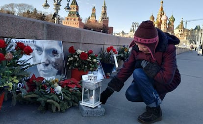 Kulikóvskaya cuida el memorial de Nemtsov.