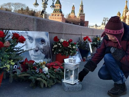 Kulikóvskaya cuida el memorial de Nemtsov.