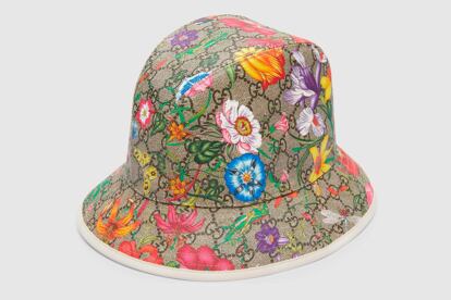 Bucket hat con estampado floral de Gucci (290 €).