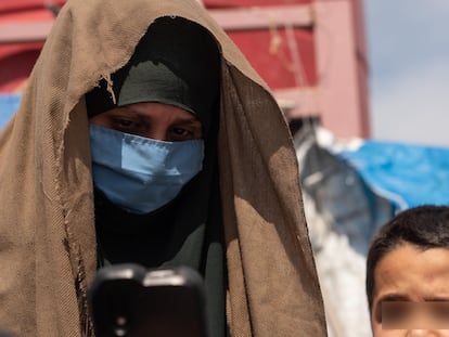 La española Luna Fernández junto con uno de sus hijos, en un campamento de Siria, en marzo de 2021.