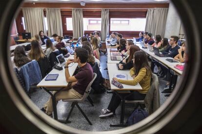 Estudiantes en una clase de la facultad de derecho en Valencia.