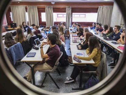 Estudiantes en una clase de la facultad de derecho en Valencia.