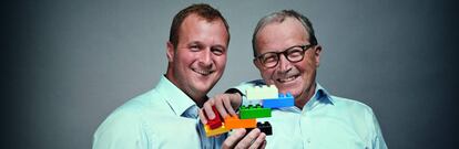 La tercera y cuarta generación del grupo Lego: Kjeld Kirk Kristiansen (derecha), y su hijo Thomas.