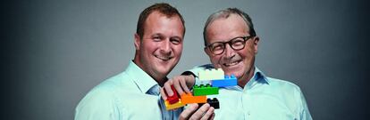 La tercera y cuarta generaci&oacute;n del grupo Lego: Kjeld Kirk Kristiansen (derecha), y su hijo Thomas.