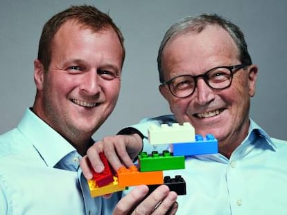 La tercera y cuarta generaci&oacute;n del grupo Lego: Kjeld Kirk Kristiansen (derecha), y su hijo Thomas.