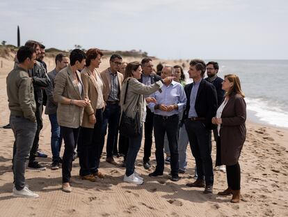Alcaldes y concejales socialistas en la playa de Gavà.