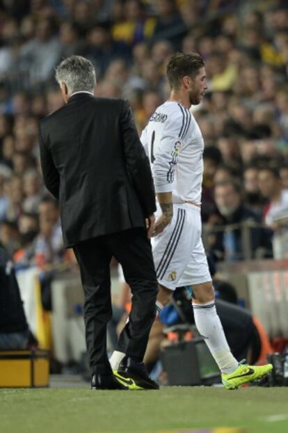 Ancelotti saluda a Ramos en su sustitución.