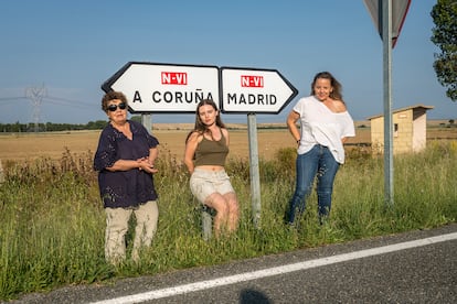 Adanero (Ávila), Carmen, Alba y Elena, tres generaciones de mujeres de la localidad.
