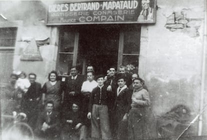 Un grupo de lugareños, en la calle principal de Oradour, Francia, en 1943.