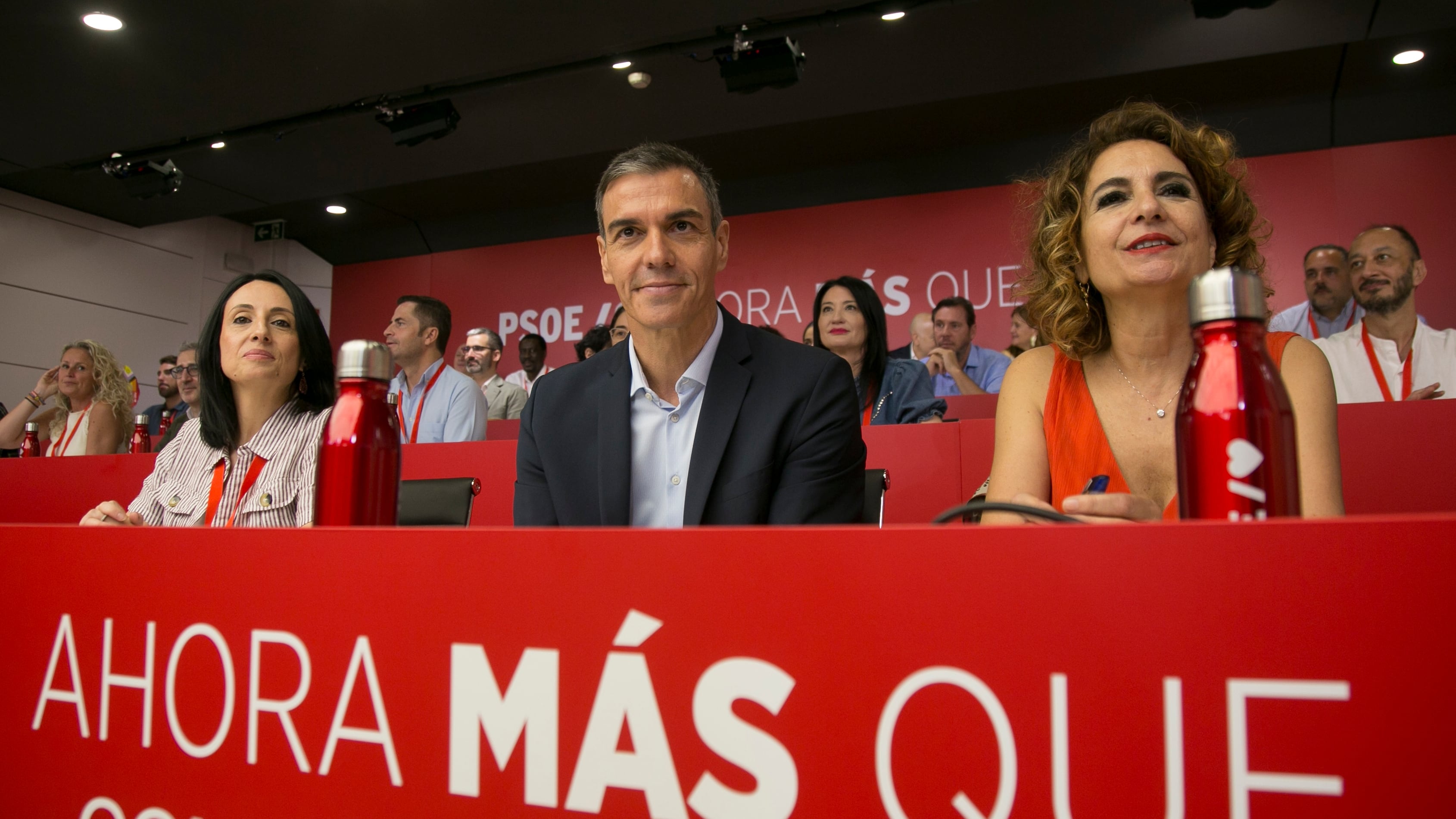 El presidente del Gobierno Pedro Sánchez, la vicesecretaria general, María Jesús Montero (d), y la secretaria de organización, Rebeca Torró Soler (i).  