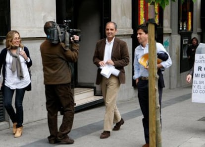 El presidente de la Generalitat Valenciana Francisco Camps a su llegada a la sede del PP en Madrid