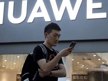 Un cliente de Huawei frente a la tienda en Pekín, China