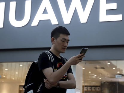 Un cliente de Huawei frente a la tienda en Pekín, China