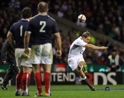 Jonny Wilkinson patea el golpe de castigo que le convirtió en el máximo anotador del mundo.