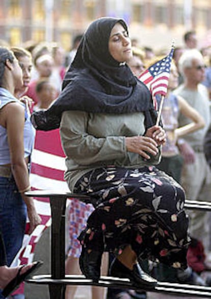 Una mujer musulmana reza por las víctimas de los atentados en Cambridge, Massachussets.