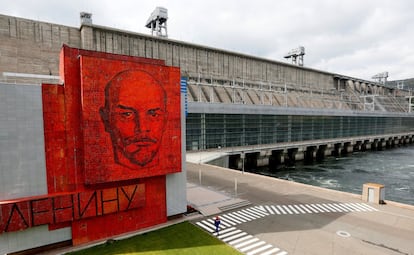 La estación hidroeléctrica de Krasnoyarsk, situada junto al río Yenisei, muestra un mosaico con un retrato de Lenin.