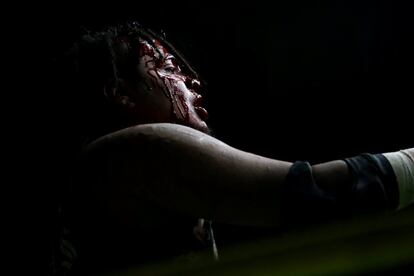 Los combatientes, aproximadamente la mitad de los cuales usan máscaras, incluso utilizan cuchillos de plástico y tenedores para herir a sus oponentes. En la imagen, el luchador conocido como Cíclope en el ring durante una pelea en Arena Neza, Ciudad de México.