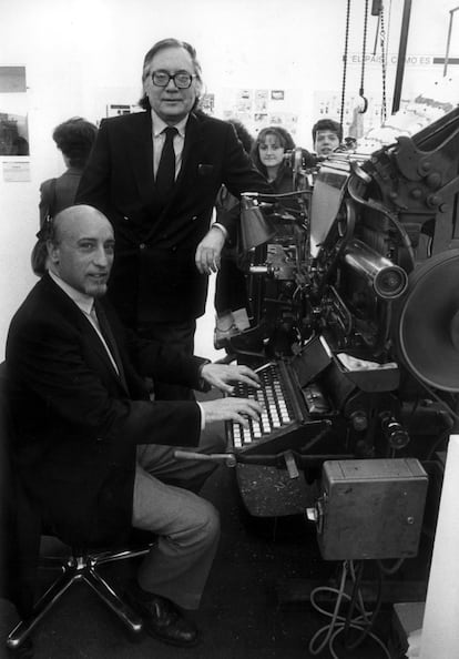 Los escritores Manuel Vicent y Francisco Umbral posan junto a una linotipia en 1986.
