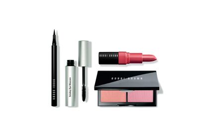 Un kit para llevar a cualquier parte, de Bobbi Brown
No renuncies a brillar siempre que quieras (y sin esfuerzo) gracias a este kit de viaje que te aportará una piel luminosa, bronceada por el sol. Una mirada definida y el rosa en tono babe para tus labios pondrán la nota jugosa a tu look invernal. El set de Bobbi Brown incluye: un iluminador en tono Antigua y Bermuda (8.5 g), un lápiz de ojos negro, una máscara de pestañas y la barra de labios Crushed lip color en tono Babe (3.4 g). Precio: 85 euros.