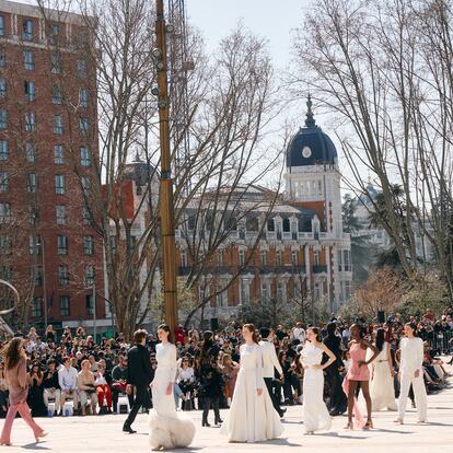 Desfile inaugural de Omoda Madrid es Moda en la plaza de España