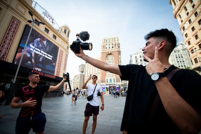 Creadores de contenido norteamericanos Kevin Díaz y Álvaro X9 en la plaza de Callao