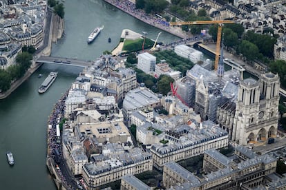 Vista aérea de la Catedral de Notre Dame al paso de los barcos con los equipos olímpicos, este viernes durante su recorrido por el río Sena. 
