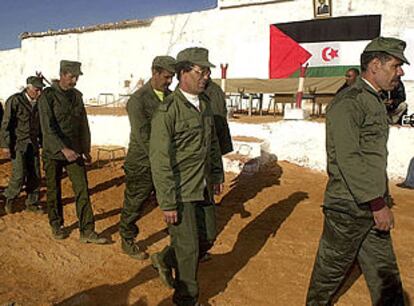 Un grupo de prisioneros de guerra marroquíes, liberados por el Frente Polisario en Tinduf.