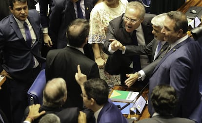 Senadores discutem durante sessão para eleição do presidente da Casa.