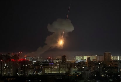 Un misil balístico ruso cae sobre la ciudad de Kiev, este jueves. 