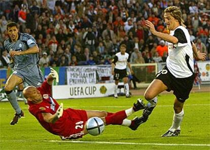 El clímax del partido, el momento en el que el portero Barthez derriba a Mista. El cancerbero fue expulsado y el penalti, transformado por Vicente, ¿se puede pedir más en una final? El Valencia, que ha disputado tres finales europeas en los últimos cuatro años, tiene ya tres copas de la UEFA, una Recopa y una Supercopa. Y el año que viene, a por la Liga de Campeones.