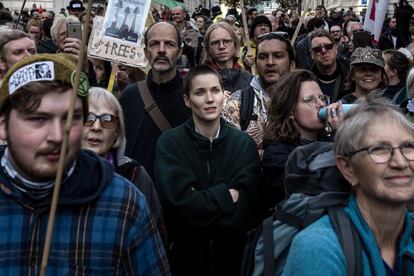 Los manifestantes de Extinction Rebellion (XR) usan el símbolo del reloj de arena inscrito en una circunferencia, obra del artista británico ESP. El grupo lo utiliza para indicar que el tiempo se acaba. Londres, 9 de octubre de 2019.