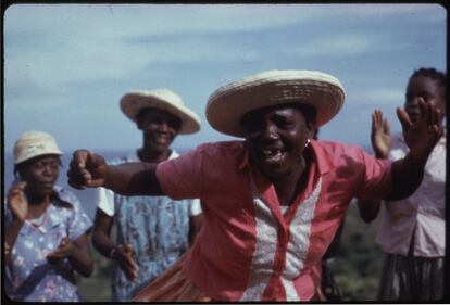 Además de su enorme influencia en el revival del blues y el folk estadounidenses de los 60, la labor de Lomax fue decisiva en el desarrollo de lo que ahora conocemos como músicas del mundo, gracias a sus viajes por Haití en los años treinta o la incursión que hizo en las Indias Occidentales en los sesenta. En la imagen, un grupo de mujeres bailan durante una fiesta popular en La Resource, en la isla de Carriacou, en 1962.