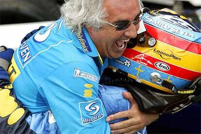 Flavio Briatore, director de la escudería Renault, abraza al piloto español de Fórmula Uno Fernando Alonso tras ganar el Gran Premio de Europa disputada en el circuito de Nürburgring (Alemania) en 2005.