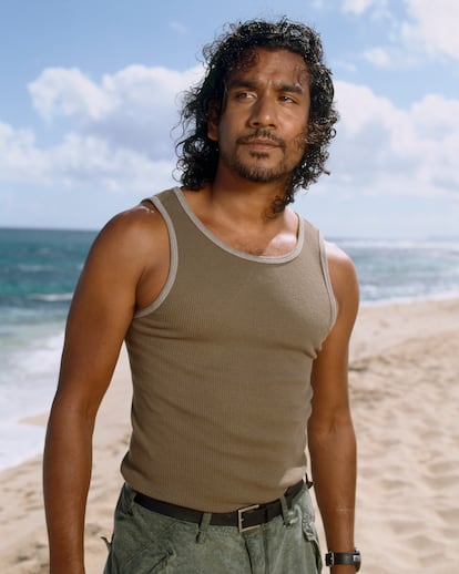 NAVEEN ANDREWS (fotografiado en 2004) – Haber formado parte de la Guardia Republicana Iraquí convertía a Sayid desde el momento en el que se subió al avión en el personaje menos apreciado por sus compañeros, aunque su valentía le hizo ganarse el respeto de todos y el amor de Shannon, tal vez la trama romántica más interesante de la ficción y la menos explotada. Sirvió para exponer el racismo de Sawyer y el pragmatismo de Jack, que vio en él a un aliado desde el primer momento.