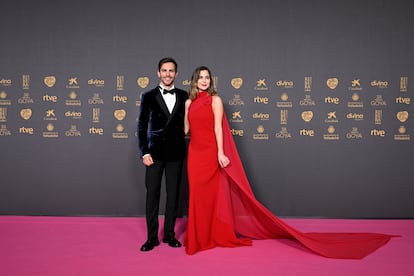 Marc Clotet y Natalia Sánchez, juntos en la alfombra. Ella, con un vestido de rojo intenso de cuello halter firmado por Baro Lucas y joyas de Rabat.