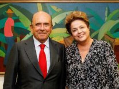 Fotograf&iacute;a cedida por Presidencia de Brasil de la mandataria del pa&iacute;s, Dilma Rousseff, junto al presidente del Grupo Santander, Emilio Bot&iacute;n.