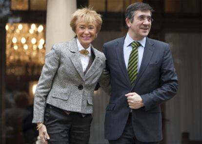 La vicepresidenta primera del Gobierno, María Teresa Fernández de la Vega, junto al <i>lehendakari</i>, Patxi López, esta mañana en Vitoria.