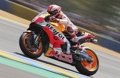 El piloto español Marc Márquez toma una curva del circuito de Le Mans.