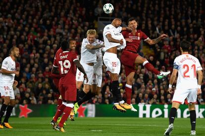 Dejan Lovren (derecha) del Liverpool y  N'Zonzi golpean de cabeza la pelota.