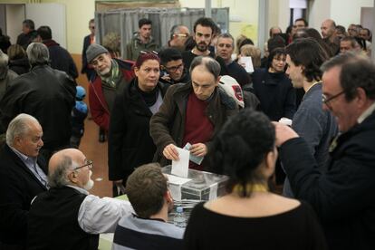 Ciudadanos votan en el colegio electoral Cavall Bernat del barrio de la Bordeta (Barcelona).