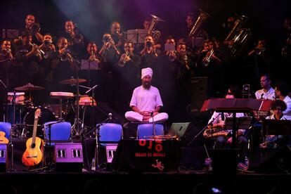 El Yogui de Mojacar en plena meditación durante la actuación musical de la Original Jazz Orquesta en el festival Etnosur.