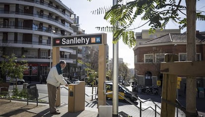 Els veïns de la plaça Sanllehy van protestar perquè la L9 encara no ha arribat a la zona.