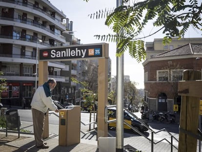 Els veïns de la plaça Sanllehy van protestar perquè la L9 encara no ha arribat a la zona.