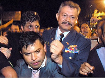 El coronel Soto, rodeado por la multitud tras su discurso de esta madrugada  en Caracas.
