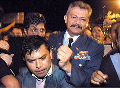 El coronel Soto, rodeado por la multitud tras su discurso de esta madrugada en Caracas.