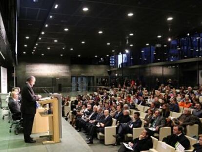 El presidente de la Fundación Santillana, Ignacio Polanco, se dirige a los asistentes en la XXIX Semana de la Educación.