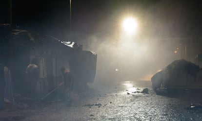 La gendarmería francesa lanza gases lacrimógenos para impedir que los refugiados accedan a la carretera.