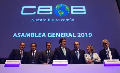 El presidente de CEOE, Antonio Garamendi, en el centro, rodeado de los vicepresidentes de la organización y el secretario general, José Alberto González-Ruiz.