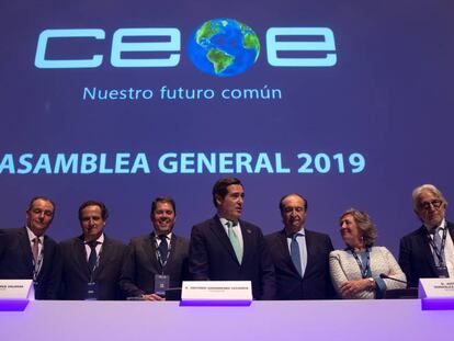 El presidente de CEOE, Antonio Garamendi, en el centro, rodeado de los vicepresidentes de la organización y el secretario general, José Alberto González-Ruiz.